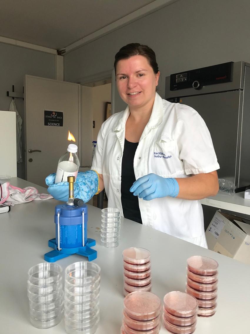 Labo testen - The Brew Society Kwaliteit dragen we hoog in het vaandel, ons labo zorgt er dan ook voor dat we telkens aan de hoogste standaarden kunnen werken en testen het bier zowel fysicochemisch, microbiologisch als organoleptisch voor we gaan bottelen.