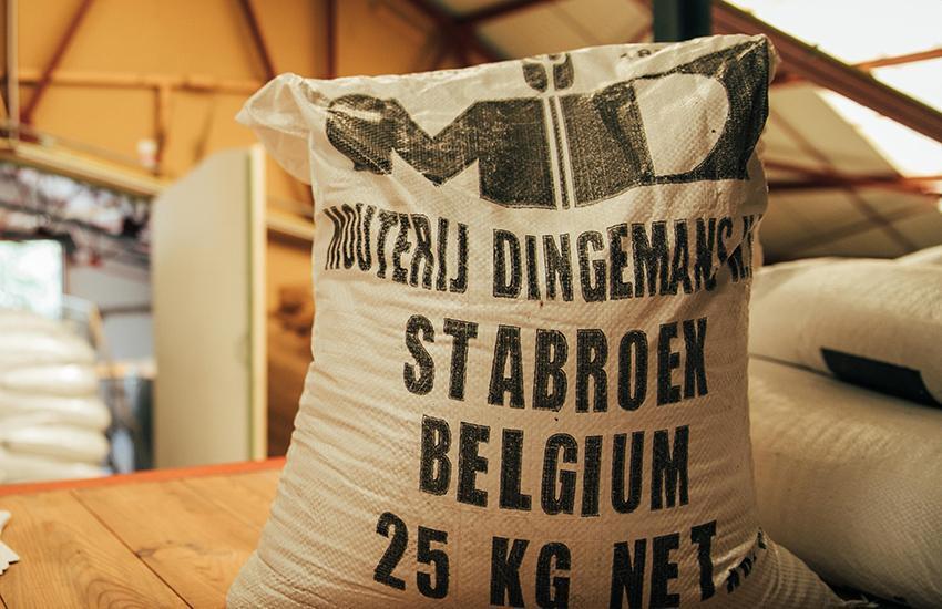 De verschillende soorten in België aangekochte granen laten we vermouten in een mouterij.