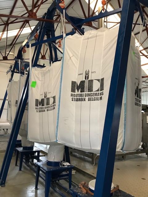 Une fois qu’il arrive dans la brasserie, le malt est moulu dans le moulin à malt à l’état humide afin d’obtenir un ensemble soluble dans l’eau pour la prochaine étape du processus. 